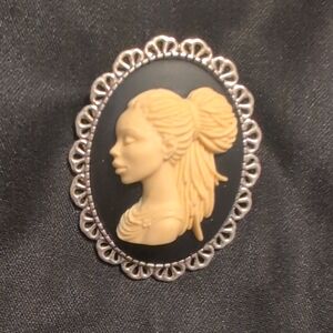 Elegant Cameo Brooch in Black and Cream